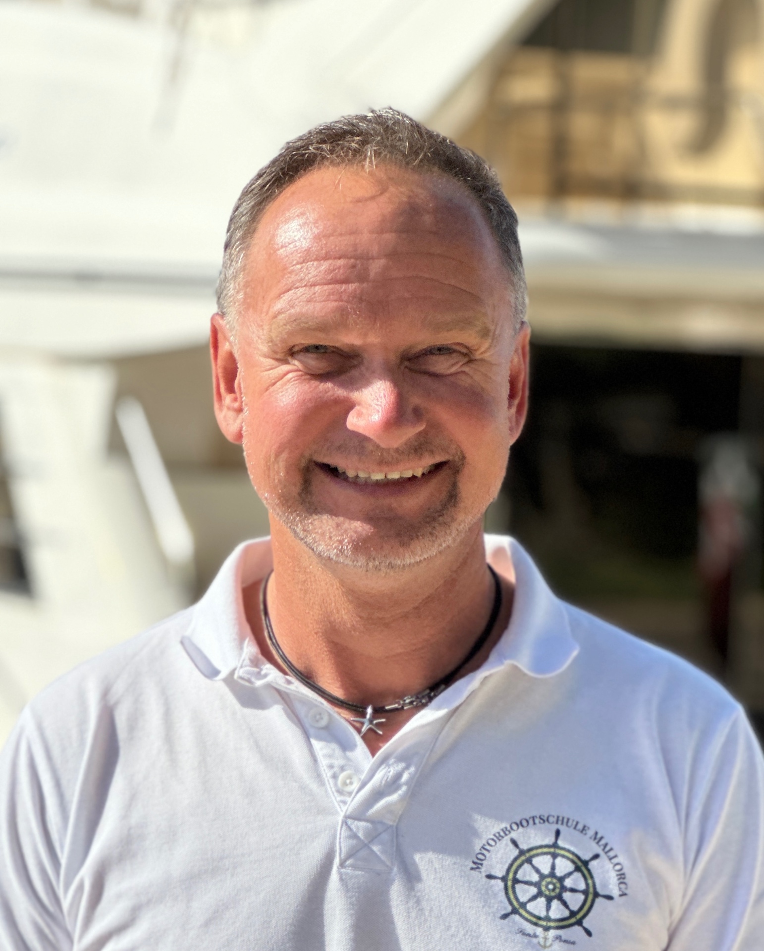 Portrait von Klaus, Skipper und Gründer der Motorbootschule Mallorca
