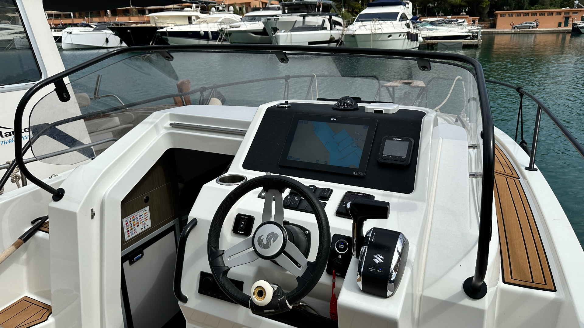 Cockpit der Helgoland mit Raymarine Kartenplotter und Suzuki Steuerung
